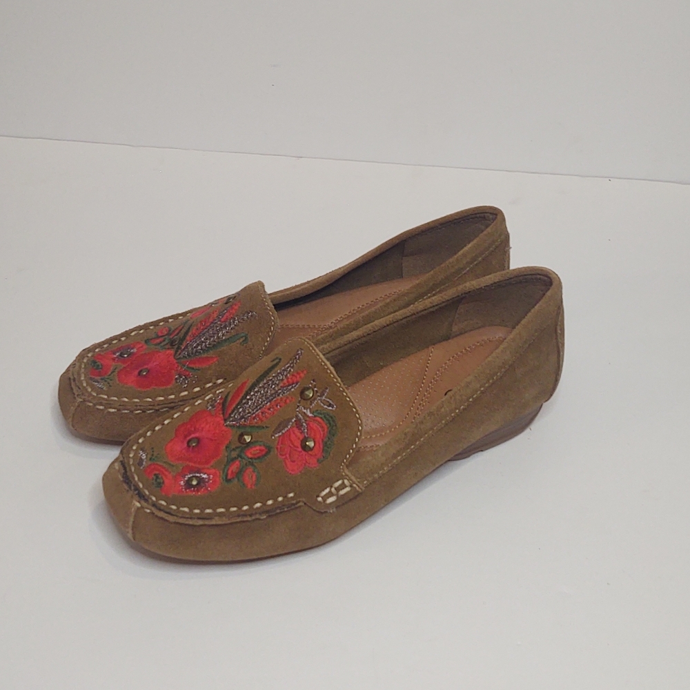 BareTraps NWOT Otella Suede Leather Floral Embroidered Moccasins 7 Wide